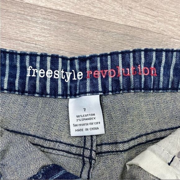 Freestyle Revolution Pinstriped Raw Hem High Rise Jean Shorts Juniors 7 - Picture 6 of 10